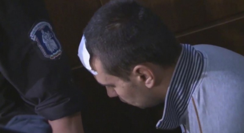 Викторио влезе в съда с джапанки и превързана глава ВИДЕО