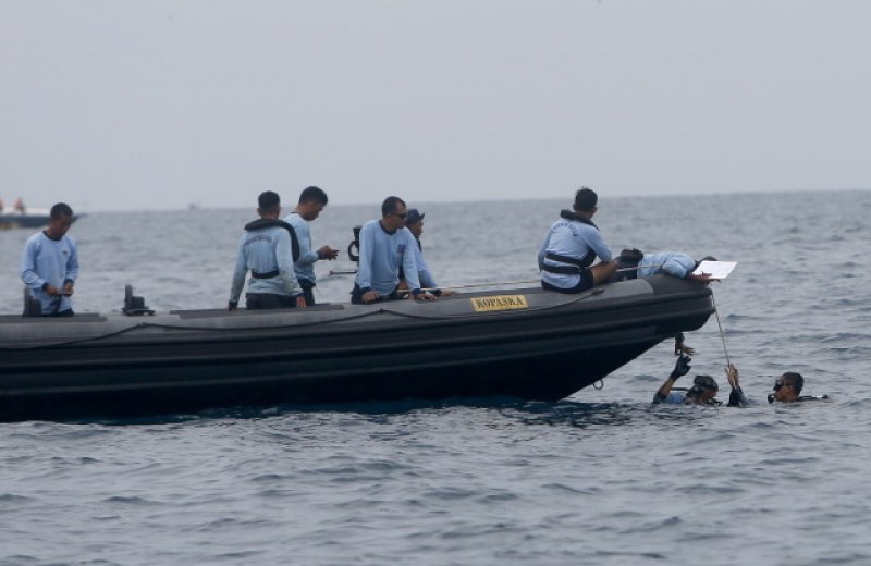 Водолази откриха черната кутия на падналия в Яванско море самолет