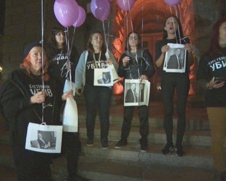 12 розови балона с лика на Валери Симеонов полетяха пред Министерския съвет