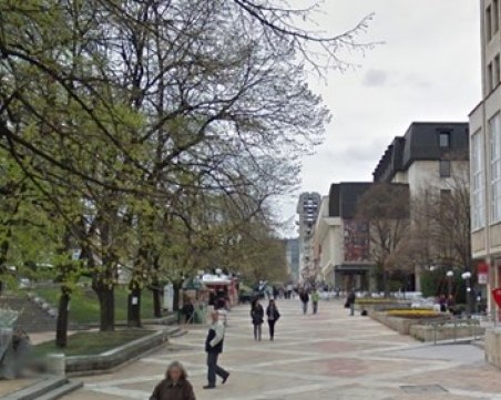 4-годишно дете си заклещи крака в отдушник на тротоар