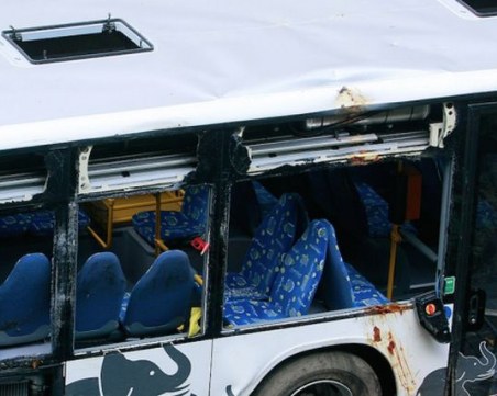 Автобус и циментовоз се удариха челно! Петима души са ранени