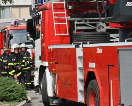 Дете подпали апартамент, полицаи и пожарникари разбиват жилището