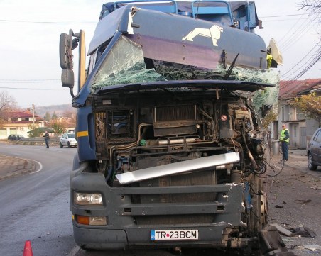 Два ТИР-а се удариха челно, един от шофьорите е ранен СНИМКИ