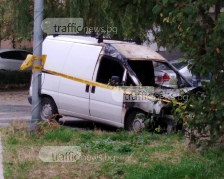Две пожарни гасиха горящ бус в Тракия СНИМКИ