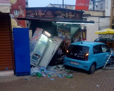 Електромобил отнесе павилион в центъра на София