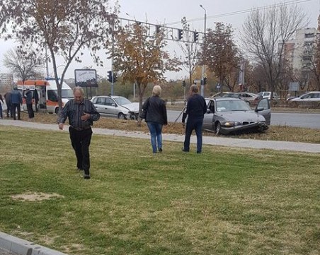 Катастрофа до пощата в Тракия! Линейка откара ранен