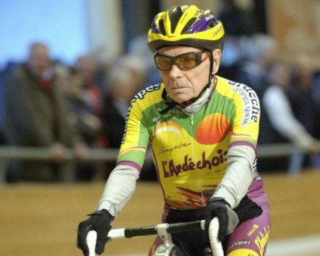 Мъж отпразнува 107-ия си рожден ден, като подкара колело