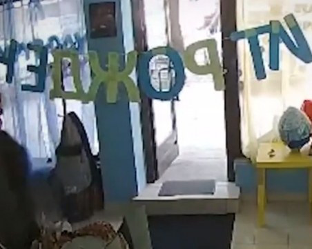 Нагъл апаш отмъкна скъп фотоапарат от детски клуб ВИДЕО