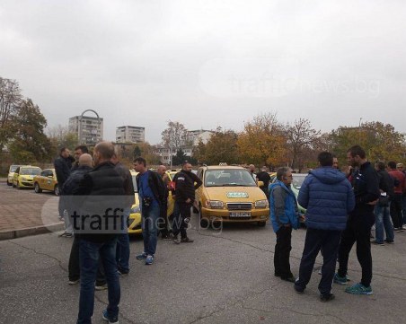 Пловдивски таксиметрови шофьори с жалба към КЗК, настояват за мерки срещу картела ВИДЕО