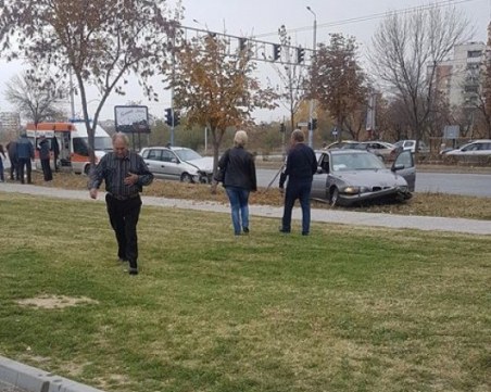 След удара между две коли в Пловдив: има блъсната пешеходка на тротоара!