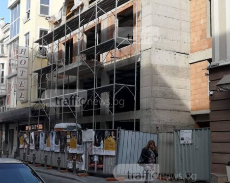 Смрад и прахоляк се разнесоха от строеж в центъра на Пловдив СНИМКИ