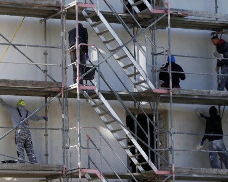 Стена се срути върху строител, мъжът загина намясто