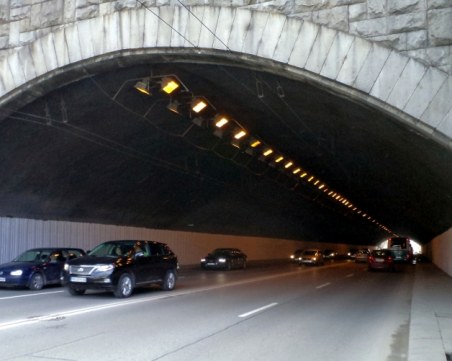 Забраняват рекламите във и около тунелите