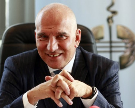 Жена заема мястото на Левон Хампарцумян