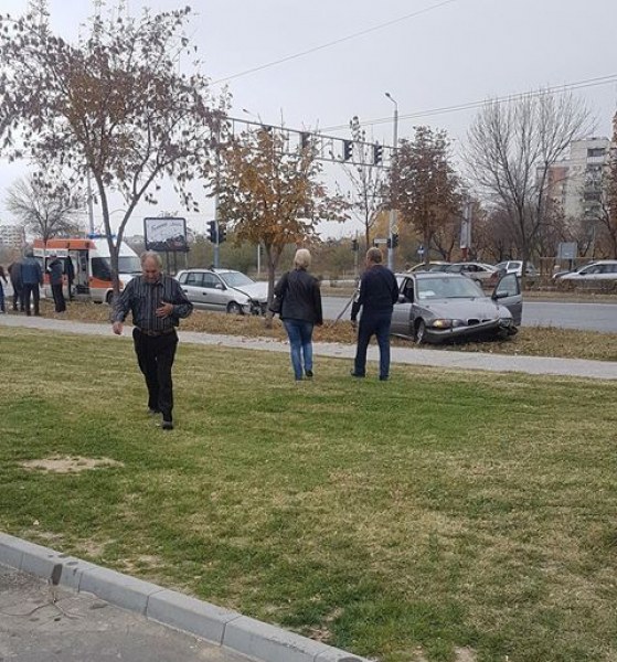 След удара между две коли в Пловдив: има блъсната пешеходка на тротоара!