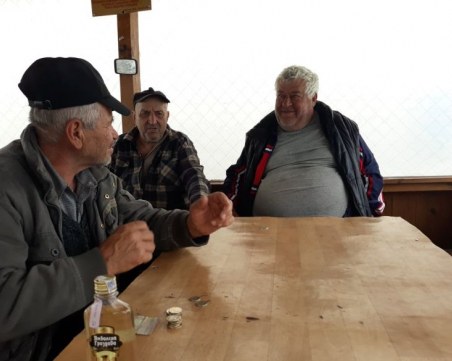 На карти и домашна ракийка посрещат на Лайкучката в Раковски СНИМКИ