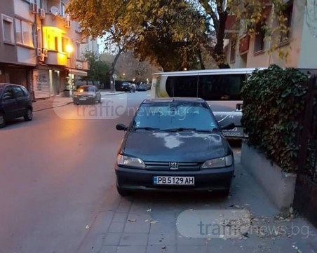 Ще се намери ли някой да мине върху него? Узурпатор се настани на пешеходна земя СНИМКИ