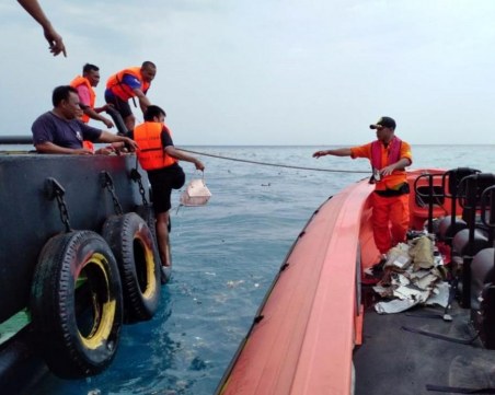 Водолаз загина, докато издирва останки от индонезийския самолет