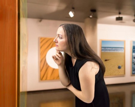 Жена повреди рисунка от Салвадор Дали, докато си прави селфи ВИДЕО