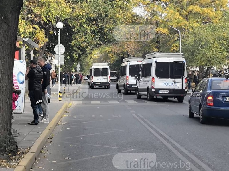 Полиция и фенове блокираха центъра на Пловдив СНИМКИ