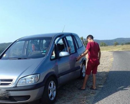 12-годишен подкара колата на баща си, майка му го поощрява ВИДЕО