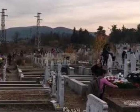 Докато едни скърбят за починалите си близки, други плячкосват гробовете ВИДЕО