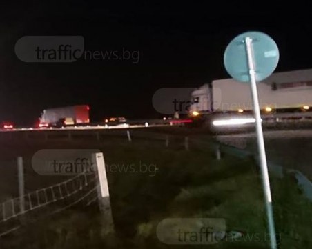 Меле край Пловдив! ТИР и няколко коли се удариха в отломки от гума СНИМКИ