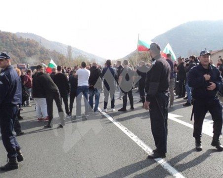 Над 200 протестиращи срещу високите цени на горивата блокираха границата с Гърция