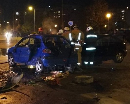 Жестока катастрофа с три коли в Пловдив! Пожарникари режат ламарини, има тежко пострадали СНИМКИ