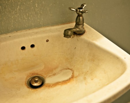 Червена вода текна от чешмите в Чепеларе! Хората се страхуват да я пият