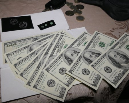 ГДБОП разби печатница за фалшиви долари, открити са над 1,3 милиона СНИМКИ+ВИДЕО