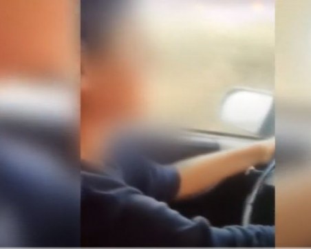 Глобяват майката, заснела как 13-годишният ѝ син шофира ВИДЕО