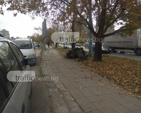 Кола се разцепи на две след катастрофа в Пловдив СНИМКИ+ВИДЕО