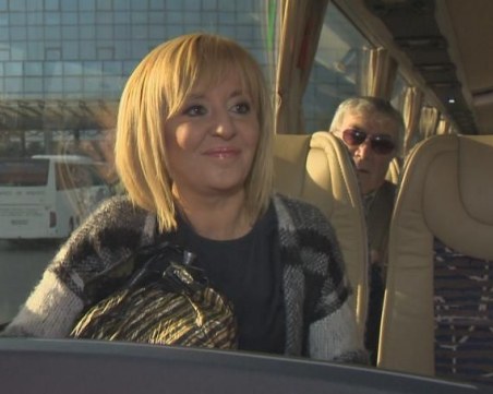 Мая Манолова яхна автобуса за Стара Загора, а утре ще пътува от София до Варна с влака СНИМКИ