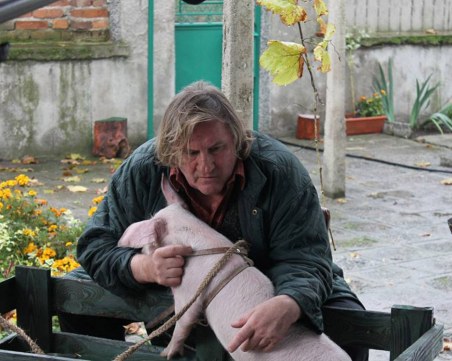 Премиера! Филмът с Депардийо и прасенцето Симпи, заснет в Пловдив и региона, идва на екрана