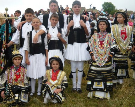 Преподаватели от ПУ откриват изложба посветена на каракачаните