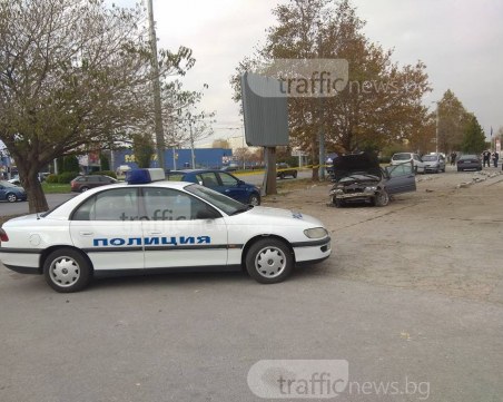 Прибраха в патрулка шофьора на разцепеното БМВ, спътникът му е в болница СНИМКИ+ВИДЕО