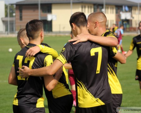 Разгромни победи за юношите на Ботев и Локо