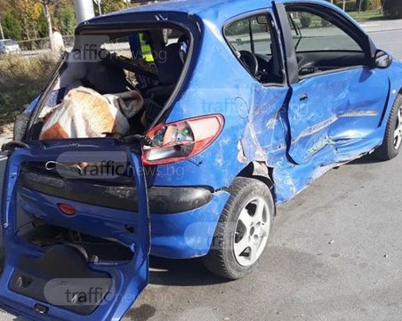 Мъж и жена са пострадали след тежкия удар в Смирненски СНИМКИ