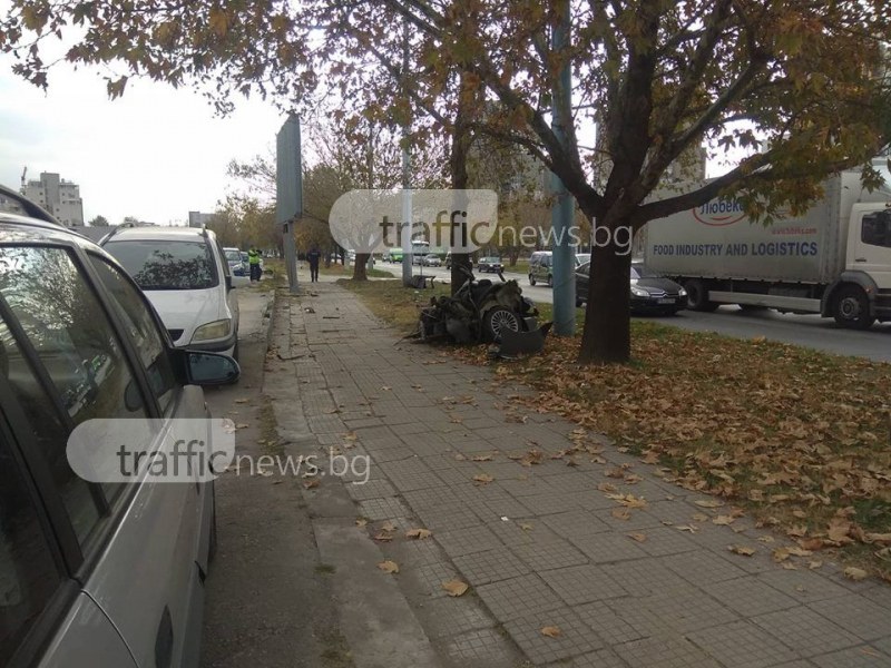 Кола се разцепи на две след катастрофа в Пловдив СНИМКИ+ВИДЕО