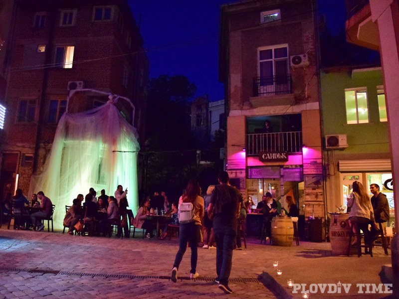 Слагат табели из Пловдив, че е забранено пиенето на бира на обществени места, борят хаоса в Капана