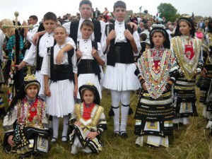 Преподаватели от ПУ откриват изложба посветена на каракачаните