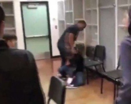 64-годишен учител по музика смаза от бой гимназист ВИДЕО