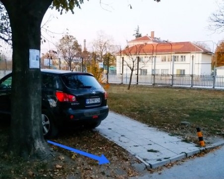 Абсурд! Шофьори ползват антипаркинг колчета, за да си 