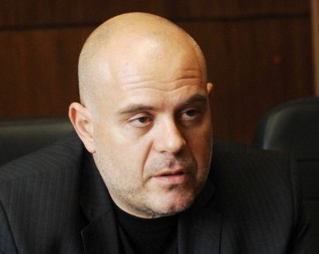 Два колцентъра в схема с измами за над 700 хил. лева, обаждали се и на Иван Гешев