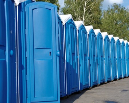 Двама мъже бяха осъдени за кражба на повече от 100 тоалетни