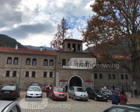 Около манастирите у нас като Синя зона, плащаме по 2 лева за паркинг на Бачковската обител