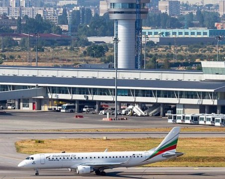 Пътникът, заради който бе приземен аварийно самолет в София, е починал