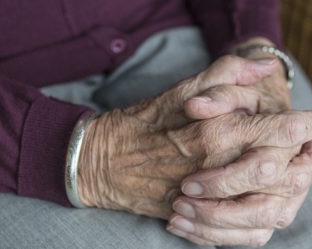 Пипнаха 77-годишна баба да разпространява дрога, задържаха я под стража