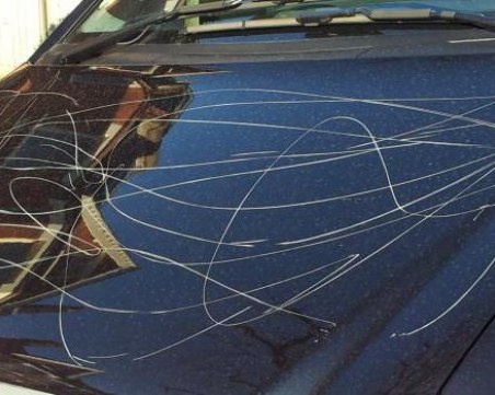 Пловдивчанка осъмна с изподран автомобил